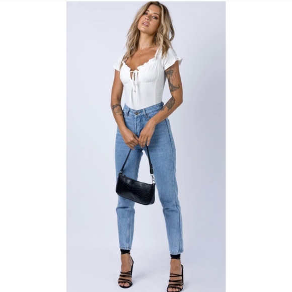 Princess Polly 2 NWT White Ruffled Eyelet Tie Neck Short Cap Sleeve Bodysuit - Picture 3 of 4